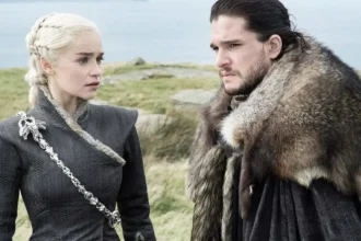 HBO'nun efsanevi dizisi Game of Thrones, 19 Mayıs 2019'da 12 milyondan fazla kişinin ilgisini çekerek sona erdi. Ancak Westeros'un sihirli dünyası bitmek bir yana, yeni bir başlangıç yapıyor! Efsane yazar George R.R. Martin, 76 yaşında olmasına rağmen enerjisini koruyor ve hayranlarını daha fazla macera ile buluşturmaya kararlı. House of the Dragon dışında en az yedi yeni dizi üzerinde çalışmalar sürüyor. Game of Thrones Evreninden Yeni Projeler Geliyor Martin, Game of Thrones evrenine yeni bir soluk getirecek A Knight of the Seven Kingdoms dizisinin 2025'te Warner'ın SVOD platformu Max'te yayınlanacağını duyurdu. Ayrıca Warner Bros., bir sinema filmi projesi üzerinde ciddi şekilde çalışıyor. Bu film henüz erken bir aşamada, ancak şimdiden büyük heyecan yaratıyor. Daha önce benzer denemeler yapan yapımcılar bu kez başarıyı yakalayabilir mi? Bekleyip göreceğiz. Yeni sinema filmi, onaylanan canlı aksiyon ve animasyon dizilerinin yanında dizinin sevilen karakterlerinden birini tekrar başrole taşıyabilir. George R.R. Martin, kısa süre önce Maisie Williams ile bir araya gelerek ilginç bir konuyu tartıştıklarını belirtti. Arya Stark’ı sekiz sezon boyunca canlandıran Williams’ın yeni projelerden birinde yer alacağına dair söylentiler dolaşıyor. Martin, “Maisie ile pizza ve makarna eşliğinde buluştuk, ama bu konuyu şimdilik açık etmeyeyim. Uğursuzluk getirmek istemem. Ancak çok eğlenceli bir şey olabilir,” dedi. Yeni bir sinema filmi mi geliyor yoksa Max için başka bir spin-off dizisi mi? Merak ve tahminler artıyor!