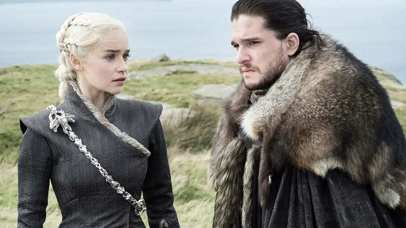 HBO'nun efsanevi dizisi Game of Thrones, 19 Mayıs 2019'da 12 milyondan fazla kişinin ilgisini çekerek sona erdi. Ancak Westeros'un sihirli dünyası bitmek bir yana, yeni bir başlangıç yapıyor! Efsane yazar George R.R. Martin, 76 yaşında olmasına rağmen enerjisini koruyor ve hayranlarını daha fazla macera ile buluşturmaya kararlı. House of the Dragon dışında en az yedi yeni dizi üzerinde çalışmalar sürüyor. Game of Thrones Evreninden Yeni Projeler Geliyor Martin, Game of Thrones evrenine yeni bir soluk getirecek A Knight of the Seven Kingdoms dizisinin 2025'te Warner'ın SVOD platformu Max'te yayınlanacağını duyurdu. Ayrıca Warner Bros., bir sinema filmi projesi üzerinde ciddi şekilde çalışıyor. Bu film henüz erken bir aşamada, ancak şimdiden büyük heyecan yaratıyor. Daha önce benzer denemeler yapan yapımcılar bu kez başarıyı yakalayabilir mi? Bekleyip göreceğiz. Yeni sinema filmi, onaylanan canlı aksiyon ve animasyon dizilerinin yanında dizinin sevilen karakterlerinden birini tekrar başrole taşıyabilir. George R.R. Martin, kısa süre önce Maisie Williams ile bir araya gelerek ilginç bir konuyu tartıştıklarını belirtti. Arya Stark’ı sekiz sezon boyunca canlandıran Williams’ın yeni projelerden birinde yer alacağına dair söylentiler dolaşıyor. Martin, “Maisie ile pizza ve makarna eşliğinde buluştuk, ama bu konuyu şimdilik açık etmeyeyim. Uğursuzluk getirmek istemem. Ancak çok eğlenceli bir şey olabilir,” dedi. Yeni bir sinema filmi mi geliyor yoksa Max için başka bir spin-off dizisi mi? Merak ve tahminler artıyor!